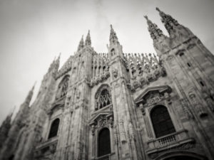 walter-bibikow-lombardy-milan-piazza-duomo-duomo-cathedral-defocussed-italy