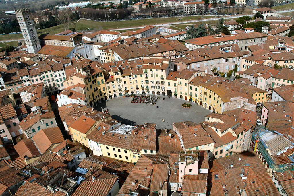 Lucca-Piazza-Anfiteatro