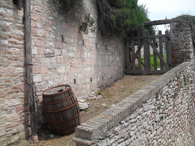 assisi, barrel, gate