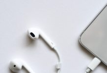 How Technology Can Transform Your Italian Language Skills earphones
