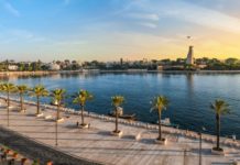 Devi andare in Sardegna o attraversare la manica e hai bisogno di un traghetto? sunset-brindisi-promenade-harbour-palm-trees-port-ferry-tickets