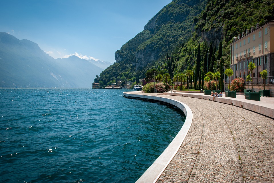 There’s nothing more pleasant than the feeling of freedom on your trip. So, pick up a car rental at Milan Airport to get to the lake at your own pace.