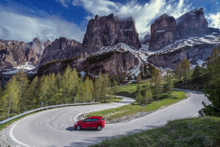 The Best Driving Routes in Italy: Scenic Roads, Hidden Gems, and Culinary Delights