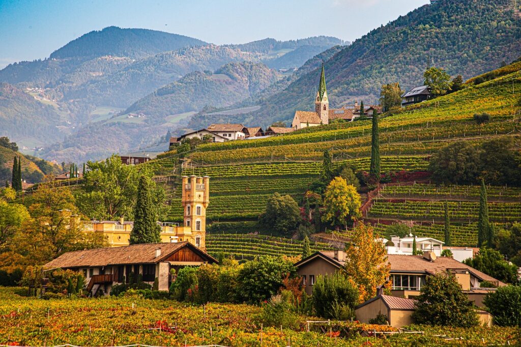 Discover the best places to visit in Italy from September to December 2025 for culture, food, festivals, and breathtaking scenery.